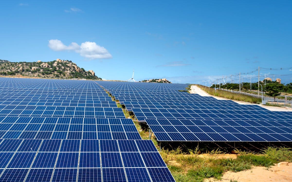 Ground-mounted solar park with storage