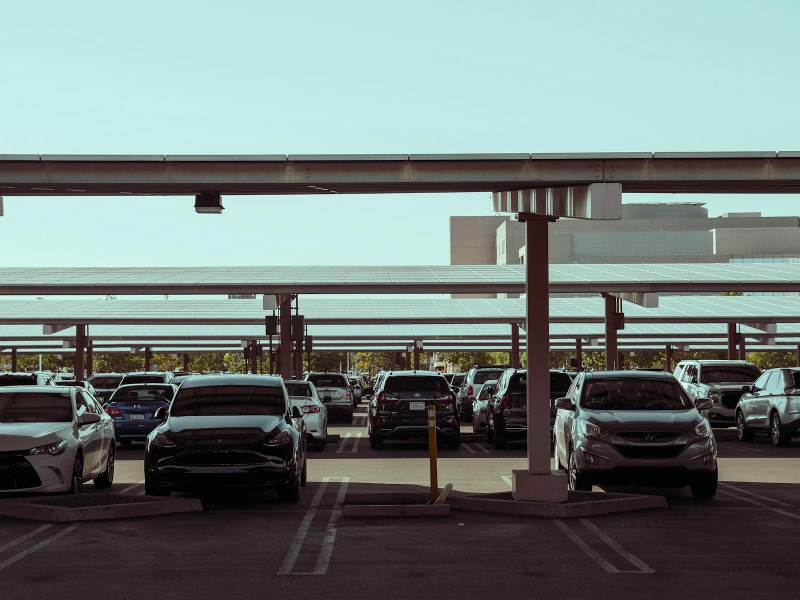 Abri solaire avec recharge pour véhicules électriques